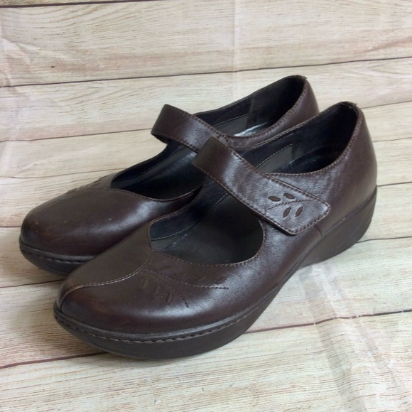 Dansko Shoes - Dansko brown, leather embroidered Mary Jane. Size 40.  Size 10